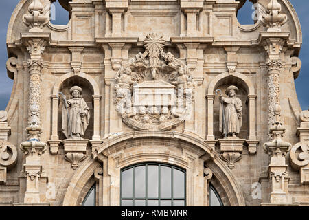 Santiago de Compostela cathedral détail façade avec deux sculptures de Saint James et le tombeau. Façade Baroque détail. L'architecture ancienne Banque D'Images