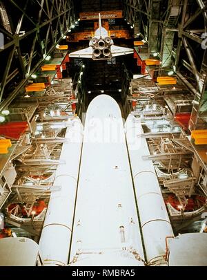 Une navette spatiale est préparé pour son décollage dans la salle de l'assemblée au Centre spatial Kennedy. Sur la photo, l'orbiteur réutilisables avant qu'il est connecté au réservoir de carburant et le moteur-fusée à propergol solide. Banque D'Images