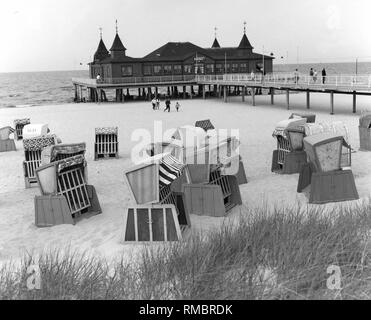 Chaises de plage vide sur la plage d'Ahlbeck, à l'arrière-plan de la jetée et le bridge house. Banque D'Images