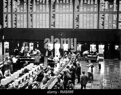 Vue de la salle de trading de la Bourse de Francfort. Banque D'Images