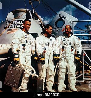 L'équipage de la mission Apollo 10 après l'atterrissage dans le Pacifique à bord du navire de sauvetage, l'USS Princeton : Eugene A. Cernan, John W. Young et Thomas P. Stafford (de gauche à droite ). Apollo 10 a été l'exécution de l'essai pour Apollo 11, mais sans l'atterrissage sur la Lune. C'était la deuxième mission à l'orbital lunaire et il avait l'ensemble de l'Apollo spacecraft équipement pour la première fois. Banque D'Images