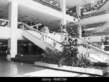 Foyer de la palais de la République construit à Marx-Engels-Platz à Berlin de 1973 à 1976. En raison des nombreuses installations légères faisant allusion au Président du SED, Erich Honecker, il est aussi appelée "Lampenladen Erichs" (Erich's lamp shop). Photo du 1er mai 1977. Banque D'Images