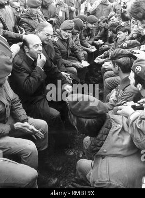 Le ministre allemand de la défense, Manfred Wörner (à gauche) et le Chancelier fédéral Helmut Kohl au cours d'une visite aux soldats de la Bundeswehr. Banque D'Images