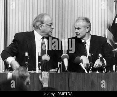 Le chancelier allemand Helmut Kohl (à gauche) et le premier ministre de la RDA Hans Modrow sur une conférence de presse à Dresde durant la visite de Kohl à Dresde. Banque D'Images