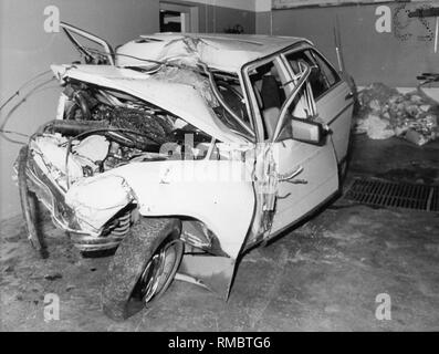 La Mercedes de couleur beige 230 E après l'accident de voiture mortel de l'épouse du Premier Ministre bavarois, Franz Josef Strauss. Banque D'Images