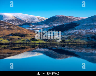 Réflexions sur le Loch Tay sur une journée l'hiver Banque D'Images