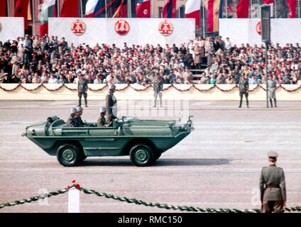 Commandant de l'Armée populaire de la RDA dans un véhicule ouvert à la parade militaire le 1 mai 1959 sur la Marx-Engels-Platz à Berlin Est. Banque D'Images