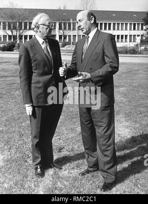 Le ministre allemand de la défense, Manfred Wörner (à droite) en conversation avec le Secrétaire général de l'OTAN, Lord Carrington. Banque D'Images