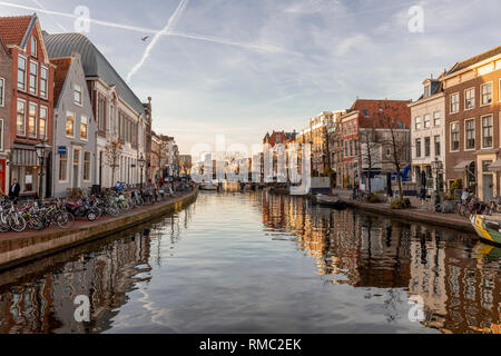 Vue sur le canal avec vieux canal maisons reflètent dans l'eau avec un ciel bleu au coucher du soleil ce qui en fait une vue pittoresque sur une vieille ville Banque D'Images