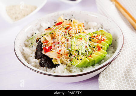 Salade végétalienne avec riz, chou kimchi mariné, avocat, sésame et nori sur la cuvette. Sushi-alimentaire tendance hybrides. Frais généraux Banque D'Images