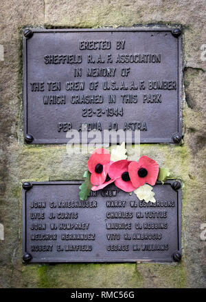 Le Mi Amigo memorial à Endcliffe Park, Sheffield avant les survoler le vendredi 22 février, d'avions de combat à réaction et d'autres appareils militaires de la Grande-Bretagne et des États-Unis. Tony Foulds a passé des décennies ayant tendance à l'Endcliffe Park, mémorial de Sheffield, dédiée à 10 aviateurs américains qui sont morts quand leur avion s'est écrasé en face de lui, il y a 75 ans. Banque D'Images