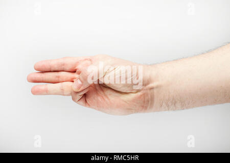 Homme main montre trois doigts, isolé sur le fond blanc. Banque D'Images
