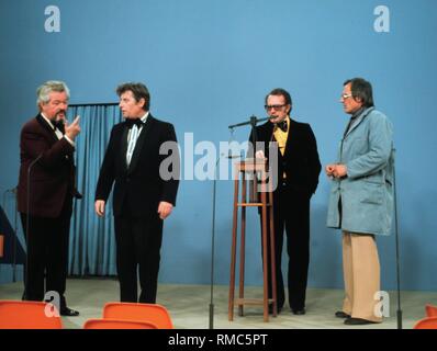 Klaus Havenstein, Juergen Scheller, Achim Strietzel, Dieter Hildebrandt dans le spectacle du Nouvel An de la Münchener Lach- und Schiessgesellschaf sur ARD. Banque D'Images