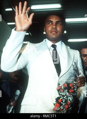 Muhammad Ali (né Cassius Marcellus Clay), un boxeur américain. Ali a révolutionné la boxe dans les années 1960, parce qu'il n'était pas comme les autres matières premières, et lourd, mais était attrayant et rapide. Il a dansé autour de ses adversaires, esquivant les attaques avec des réflexes étonnants, puis soudainement des claquements avec combinaisons ultra-rapide. Banque D'Images