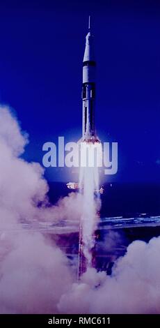 La Saturn 1B qui lance le vaisseau spatial de la mission Apollo 7 dans l'espace, qui a décollé de l'aire de lancement. Apollo 7 était la seule mission Apollo habités alimenté par une fusée Saturn 1B, et il a été le premier vaisseau Apollo capsule spatiale. Banque D'Images