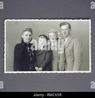 Photo de famille historique : Sur la photo Richard et Anneliese Lien avec leurs deux enfants Richard jun. et Marianne à Trossingen, 1950. Banque D'Images