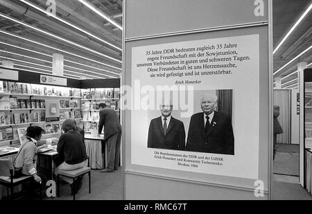 La RDA stand au Salon du livre de Francfort avec une photo d'Erich Honecker avec Konstantin, Tschernenko ce qui montre l'amitié entre la RDA et l'URSS. Banque D'Images