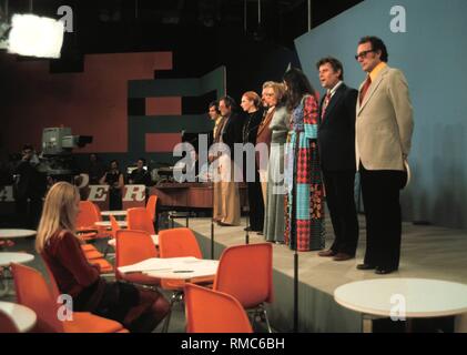 Juessen, Horst Dieter Hildebrandt, Margot Werner Klaus Havenstein, Ursula Noack, Regina Lemnitz, Juergen Scheller et Achim Strietzel (de gauche) dans le spectacle du Nouvel An de la Münchener Lach- und Schiessgesellschaft sur ARD. Banque D'Images