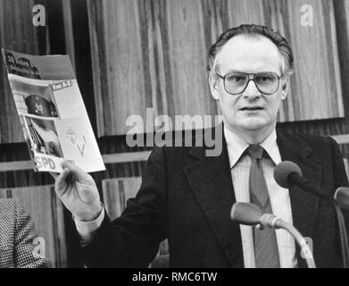 Peter Glotz, secrétaire général du SPD, avec une publication commémorative sur le thème "30 ans de la Bundeswehr'. Banque D'Images