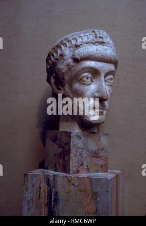 Buste en marbre de l'empereur romain Théodose II (401-450, il régna entre 408-450). Théodose est venu comme un enfant sur le trône dans la partie orientale de l'empire. Il a créé une collection de lois impériales, le Codex Theodosianus (438), une source importante pour l'histoire de l'antiquité tardive et le droit romain. Banque D'Images