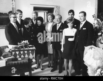 La famille Goppel à l'occasion du 65e anniversaire d'Alfons Goppel : sur la seconde ligne les fils Thomas, Ludger, Christoph et Bernhard et dans la première ligne, le fils Michael avec son épouse Isolde, fille, mère Gertrud Goppel, le Premier Ministre bavarois Alfons Goppel et belle-fille (de gauche à droite). Banque D'Images