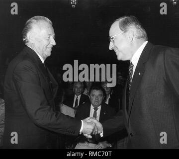 L'éditeur Axel Springer de César (à gauche) reçoit la Konrad-Adenauer-liberté :. Président de l'Allemagne est parti de l'Union chrétienne-démocrate Helmut Kohl (à droite) le félicite et Franz Josef Strauss est à voir dans l'auditoire (27.05.1981). Banque D'Images