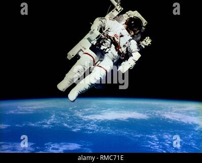 L'astronaute Bruce McCandless sur sa sortie dans l'espace lors de la 10e mission de navette, le soi-disant STS 41B. McCandless a été le premier astronaute canadien à faire sa sortie dans l'espace avec une unité de Manœuvre individuelle (MMU) sans laisse. Banque D'Images