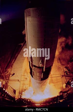 La Saturn 1B, qui lance le vaisseau spatial de la mission Apollo 7 dans l'espace, qui a décollé de l'aire de lancement. Apollo 7 était la seule mission Apollo habités alimenté par ce type de fusée et le premier test de la capsule spatiale (commande et module de service). Banque D'Images