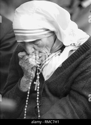 Mère Teresa (1910-1997), moniale et fondateur des Missionnaires de la Charité (elle a reçu le Prix Nobel de la paix en 1979), assiste à l'Mariological-Marian World Congress de Kevelaer. Banque D'Images