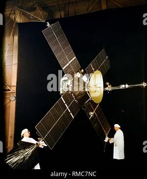 Les scientifiques travaillent dans un laboratoire de l'Ames Research Center à Moffett Field sur la sonde spatiale Mariner 4. Le Mariner 4 survola Mars à une distance de 10 000 km. Le total de dix sondes Mariner (1962-1975) ont été mis au point et utilisés pour l'étude de Vénus (Mariner 1, 2, 5, 10), le mercure (Mariner 10) et Mars (Mariner 3, 4, 6, 9). Photo non datée, probablement à partir des années 1980. Banque D'Images