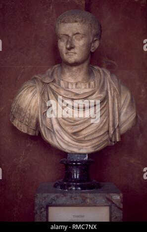 Buste en marbre de l'Empereur romain Tibère (42 BC - AD 37 , règne 14-37 AD) à partir de la dynastie des Julio-claudiens. Le buste est au Louvre à Paris. Banque D'Images