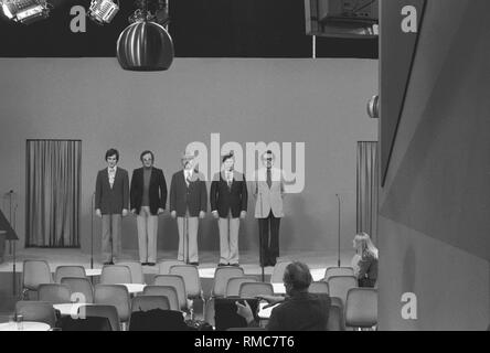 Juessen, Horst Dieter Hildebrandt, Klaus Havenstein, Juergen Scheller et Achim Strietzel (de gauche) dans le spectacle du Nouvel An de la Münchener Lach- und Schiessgesellschaft sur ARD. Banque D'Images