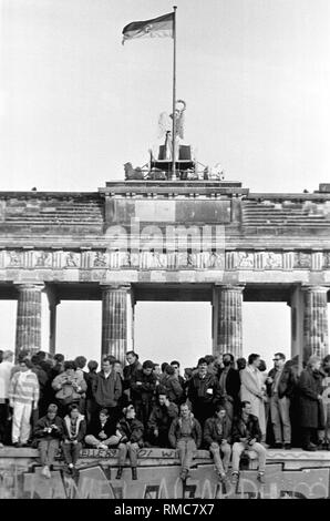 Berlin, 10 Novembre 1989 : Des milliers de berlinois sont réunis à Mur de Berlin à la porte de Brandebourg pour fêter l'ouverture de la frontière. Banque D'Images