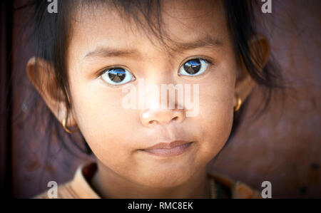 Lac Tonlé Sap, au Cambodge. 19 Décembre, 2017. Close-up portrait of a fisherman's daughter. Photo : Bryan Watts Banque D'Images