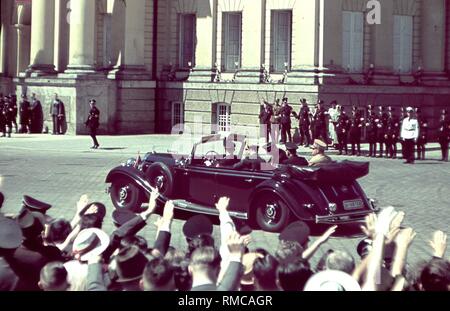 Adolf Hitler dans une voiture en conduisant à Munich. La photo a été prise lorsque Mussolini était en visite à Munich en 1940. Banque D'Images
