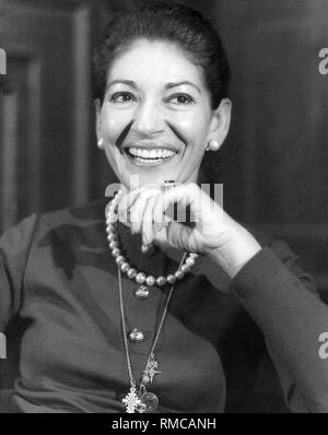 Maria Callas (1923-1977), une chanteuse Italienne (soprano) d'origine grecque. Ensemble avec le ténor Giuseppe Di Stefano, la cantatrice a commencé sa tournée mondiale 40-concert à Hambourg. La photo a été prise après son arrivée à Hambourg. Banque D'Images