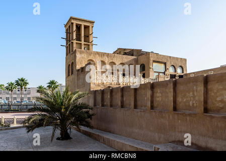 De bâtiments anciens dans le quartier Bastakia, Dubaï. Les bâtiments sont les anciennes structures de loisirs autour de la Crique de Dubaï, et disposent de tours à vent Banque D'Images