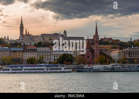 Du Bastion des Pêcheurs, Budapest, Hongrie, en vue de l'ensemble du Danube Banque D'Images