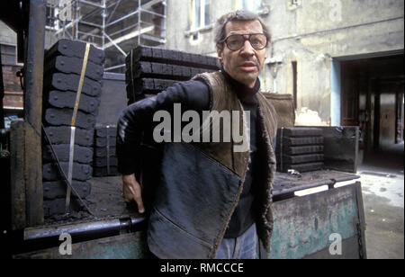 Avec du charbon de bois, dans un jardin à Prenzlauer Berg, Allemagne, Berlin-Prenzlauer Berg, 02.11.1990. Banque D'Images