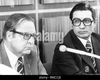 Horst Herold, chef de l'Office criminel fédéral, avec le ministre fédéral de l'intérieur, Werner Maihofer (FDP, à droite). Banque D'Images