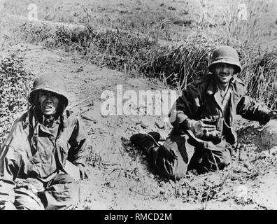 Au cours des combats pour la base Dien Bien Phu soldats français blessés attendent d'être prises à l'hôpital militaire. Banque D'Images