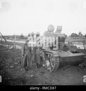 Des soldats de la 61e Division d'infanterie russe à un réservoir T-26 abattu pendant les batailles sur l'île de Saaremaa sur la mer Baltique. Banque D'Images