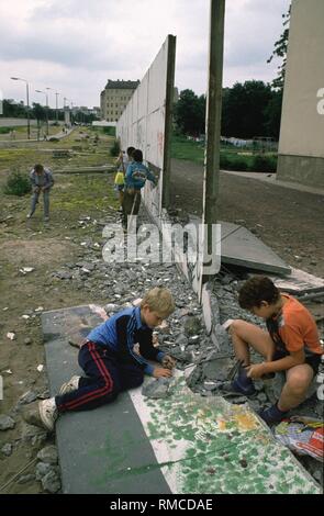 En juillet 1990, le démantèlement systématique et complète les installations de la frontière à Berlin a commencé. Les résidents et les touristes recueillir des souvenirs authentiques du mur dans l'ancienne zone restreinte sur la Bernauer Strasse dans le quartier de Wedding. Banque D'Images
