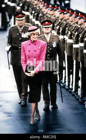 La princesse de Galles, Diana, reçoit le salut de la Royal Hampshire Regiment au cours de sa première visite en Allemagne en 1985. Banque D'Images