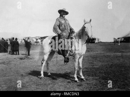 Buffalo Bill, de son vrai nom William Frederick Cody (1846-1917), American scout dans les guerres indiennes. En 1887, il a apporté le premier Wild West Show à l'Europe. Sur la photo (autour de 1892) il est représenté sur son cheval sur la Theresienwiese à Munich, où son spectacle a également été effectuée. Banque D'Images