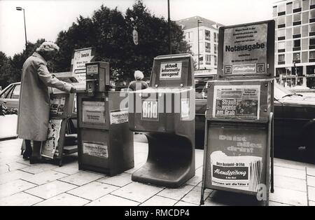 Conflit de travail dans l'industrie de l'impression en juin 1984 pour faire appliquer les 35 heures avec plein salaire compensatoire augmente. Dans l'image un kiosque dans la Sonnenstrasse à Munich avec squelette éditions de divers quotidiens. Banque D'Images