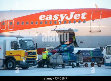 Travailleurs de l'aéroport retrait de l'assurance bagages d'un avion easyJet, mine Kittila airport sign, Kitilla, Finlande. Banque D'Images