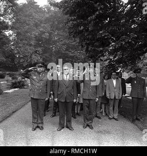 Cérémonie de dépôt au Monument commémoratif de guerre soviétique à Weimar avec SED fonctionnaires et dirigeants de la garnison soviétique. Banque D'Images