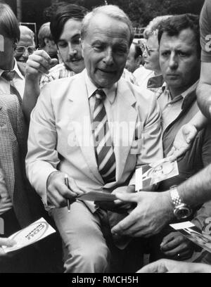 Le premier candidat CDU Alfred Dregger, signe des autographes au cours de la campagne électorale. Banque D'Images