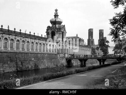 De l'extérieur avec le Zwinger Kronentor et vue sur les tours de la ruine de la Sophienkirche détruit par un raid aérien le 13 février 1945, à Dresde, à Postplatz démoli en 1962 sur ordre du chef de SED, Walter Ulbricht. Photo du 1er mai 1977. Banque D'Images